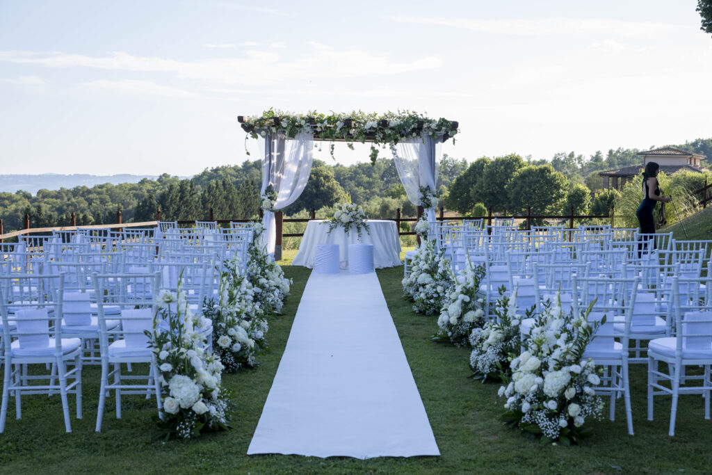 Destination wedding ceremony on Lake Bracciano in Italy, combining natural beauty, elegant design and an intimate atmosphere.
